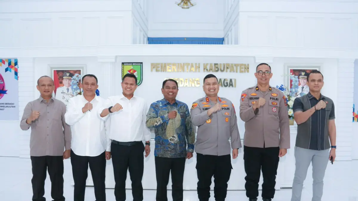 Foto bersama Kapolres Tebing Tinggi AKBP Hotmartua Ambarita dengan Bupati Serdang Bedagai H. Darma Wijaya dan Wakil Bupati H. Adlin Umar Yusri Tambunan sebagai bentuk sinergi dan penguatan koordinasi antara Polri dan Pemerintah Kabupaten Serdang Bedagai.(Azan Purba / Sumut Pos)