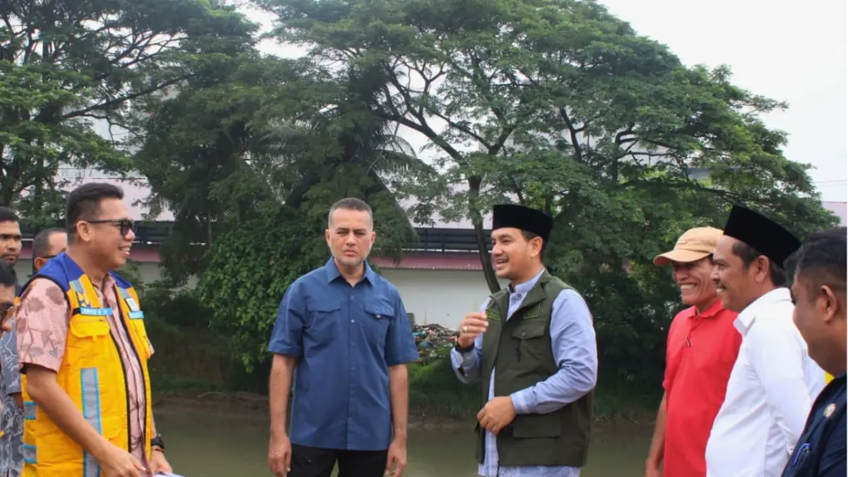 Wali Kota Tebingtinggi H. Iman Irdian Saragih bersama Anggota Komisi V DPR RI Musa Rajekshah dan Kepala BBWS Sumatera II Medan Feriyanto PawenrusI, dan ketua DPD Partai Golkar Kota Tebingtinggi H. Basyaruddin Nasution meninjau kondisi tanggul Sungai Padang di Jalan Anturmangan, Jumat (2/10/). (Azan Purba/ Sumut Pos)