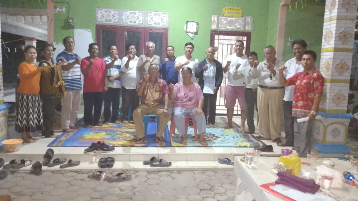 Penasehat Pungguan Silahibungan Batubara,
Op.Gabriel L Situngkir dan 
Ipda (Purn) J Sihaloho (Op.Hose),   AKP Binrod Situngkir, SH MH, Plt. Ketua  Silahisabungan  Batubara, Hitler L Silalahi,S.Si,  Ketua Pungguan Silahisabungan Limapuluh, Liberti H Sihaloho, SP,   saat rapat koordinasi  persiapan keberangkatan  ke Pesta Budaya Luhutan Bolon Pomparan Raja Silahisabungan Bolahan Amak Tungkir Raja Tahun 2026, ke Silalahi Nabolak,  Dairi, Kamis(1/10/2026) di 
di Desa Sei Suka Deras, Kec. Sei Suka Kabupaten Batu Bara, Kamis(1/10/2026). (Foto Liberti H Haloho)