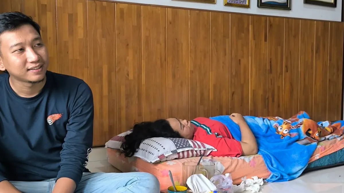 Kondisi korban laka tunggal di jalan rusak terbaring lemah. (Teddy Akbari/Sumut Pos)