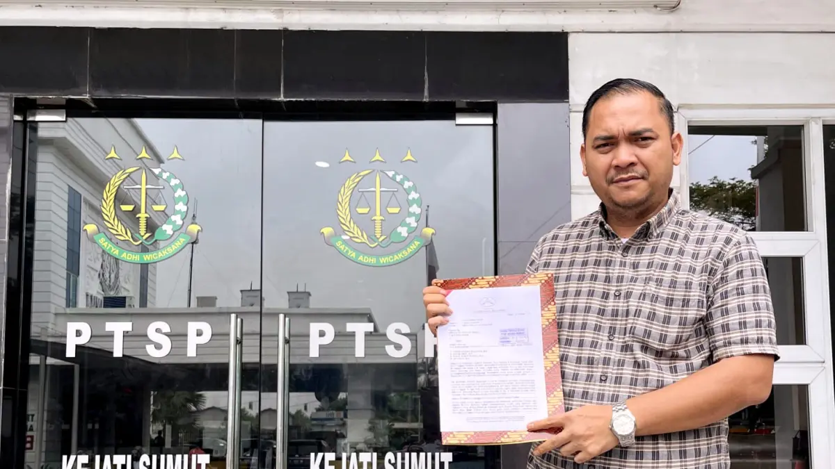 Kuasa Hukum CV Sataria Group, Ahmad Afandi Muliawan saat membuat dumas di Kejati Sumut. (Istimewa/Sumut Pos)
