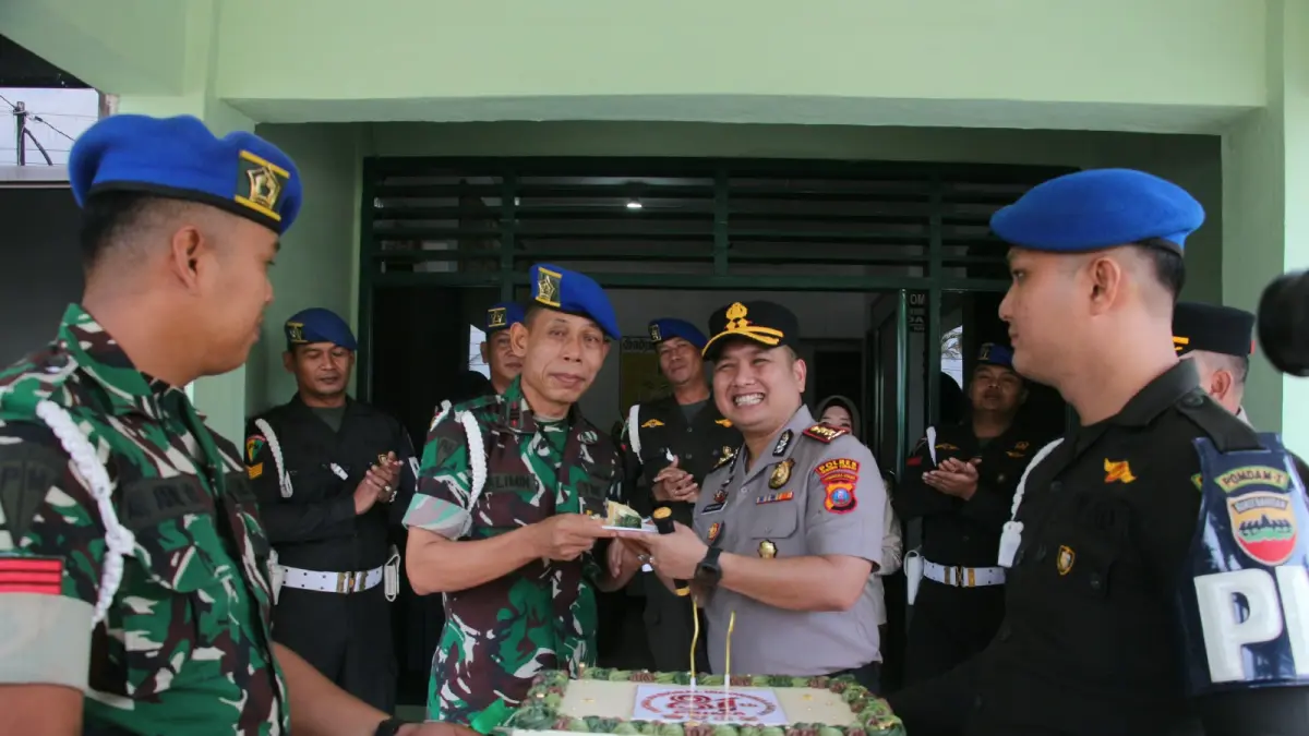 Kapolres Tebingtinggi AKBP Hotmartua Ambarita menyerahkan kue ulang tahun kepada jajaran Subdenpom I/1-1 Tebingtinggi dalam rangka HUT ke-81 TNI, Senin (5/10/). Kegiatan tersebut menjadi momentum mempererat silaturahmi sekaligus memperkuat sinergitas TNI-Polri dalam menjaga keamanan dan ketertiban di wilayah hukum Polres Tebing Tinggi. (Azan Purba/Sumut Pos)