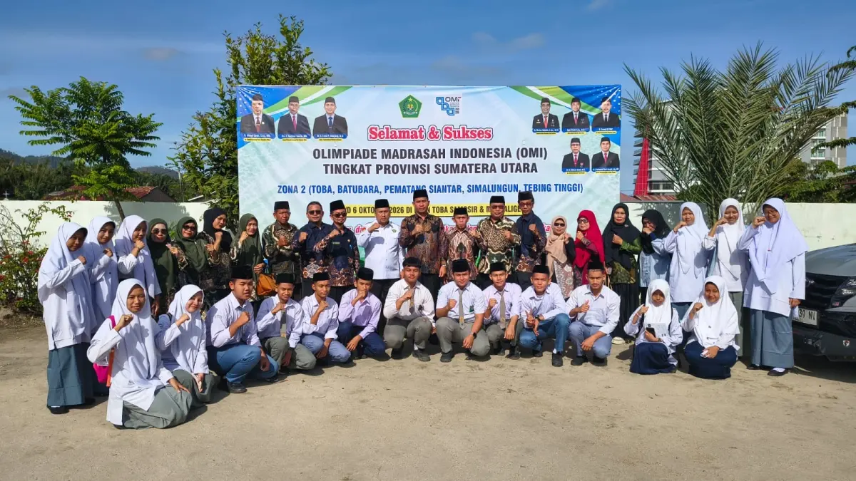 Kakan Kemenag Kota Tebingtinggi MHD David Saragih bersama jajaran, pendamping, serta siswa-siswi peserta kontingen OMI berfoto bersama di depan backdrop Olimpiade Madrasah Indonesia (OMI) Tingkat Provinsi Sumatera Utara Zona 2 di Kabupaten Toba. (Azan Purba / Sumut Pos)