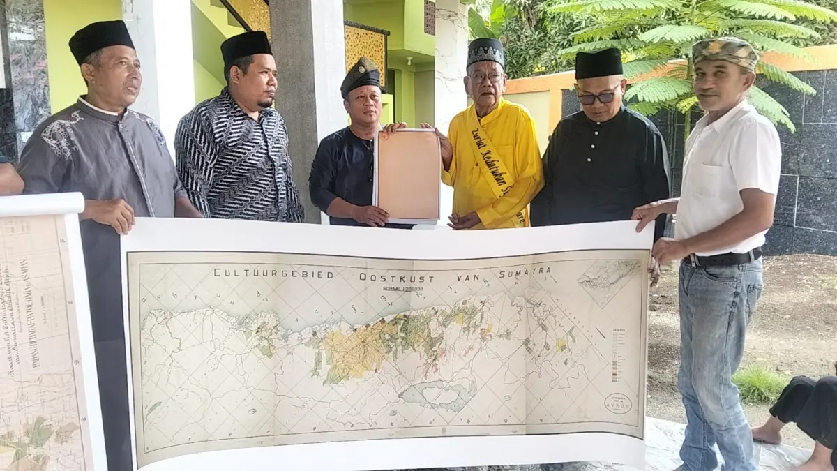 Wan Loly Sastra, Datok Temenggung Limapuluh,.Zhuriat Kedatokan Limapuluh saat secara simbolis serahkan  salinan peta konsesi dan akta lama kepada  Datok H OK Amir Hamzah,  Zhuriat Kedatukan Sipare Pare,Minggu (4/10/2026)  di Kompleks Masjid Sipare-Pare. (Liberti H Haloho/Sumut Pos)