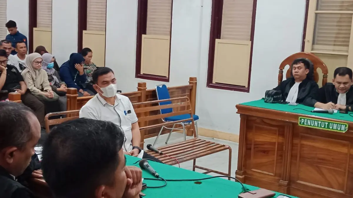 PENGADILAN: Mantan Kadisdik Langkat, Saiful Abdi saat menjalani sidang di Pengadilan Tipikor Medan. (Dok: Gusman/Sumut Pos)