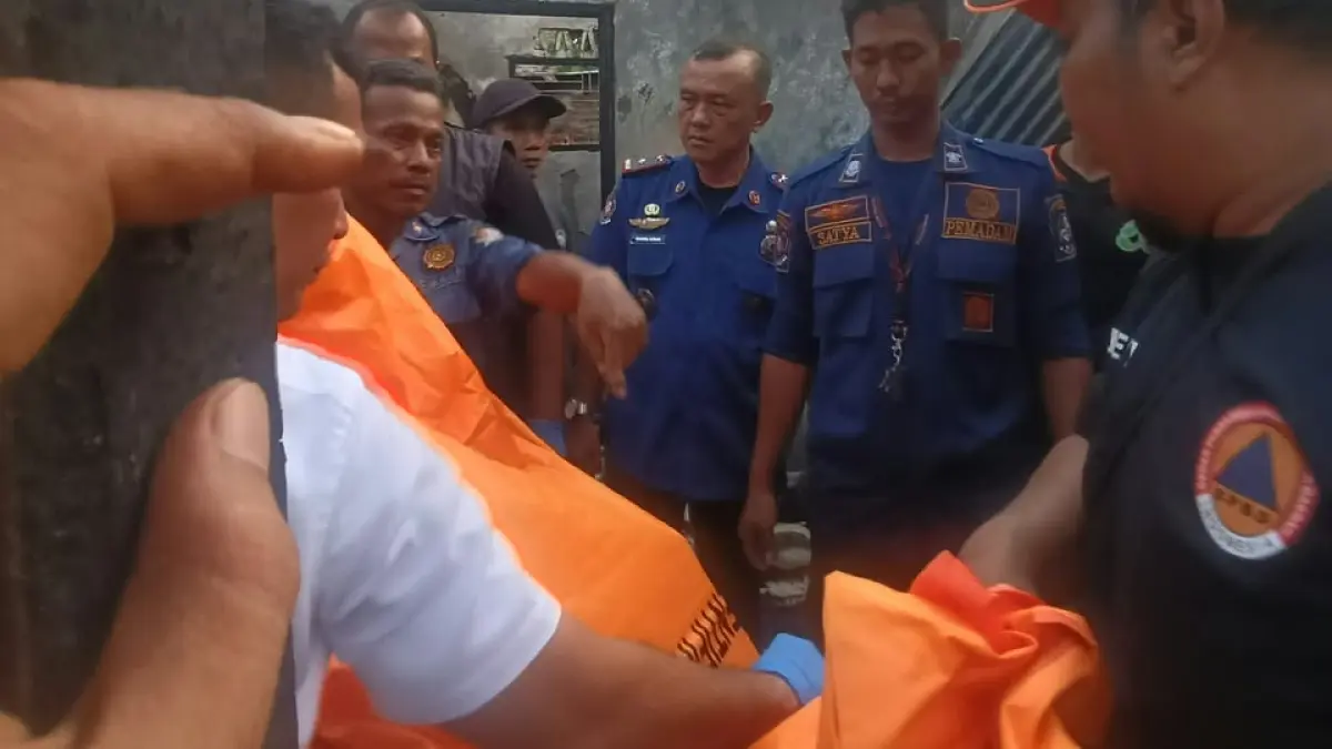 Petugas Damkar Deliserdang saat melakukan pemadaman dan mengevakuasi korban. (Batara/Sumut Pos)