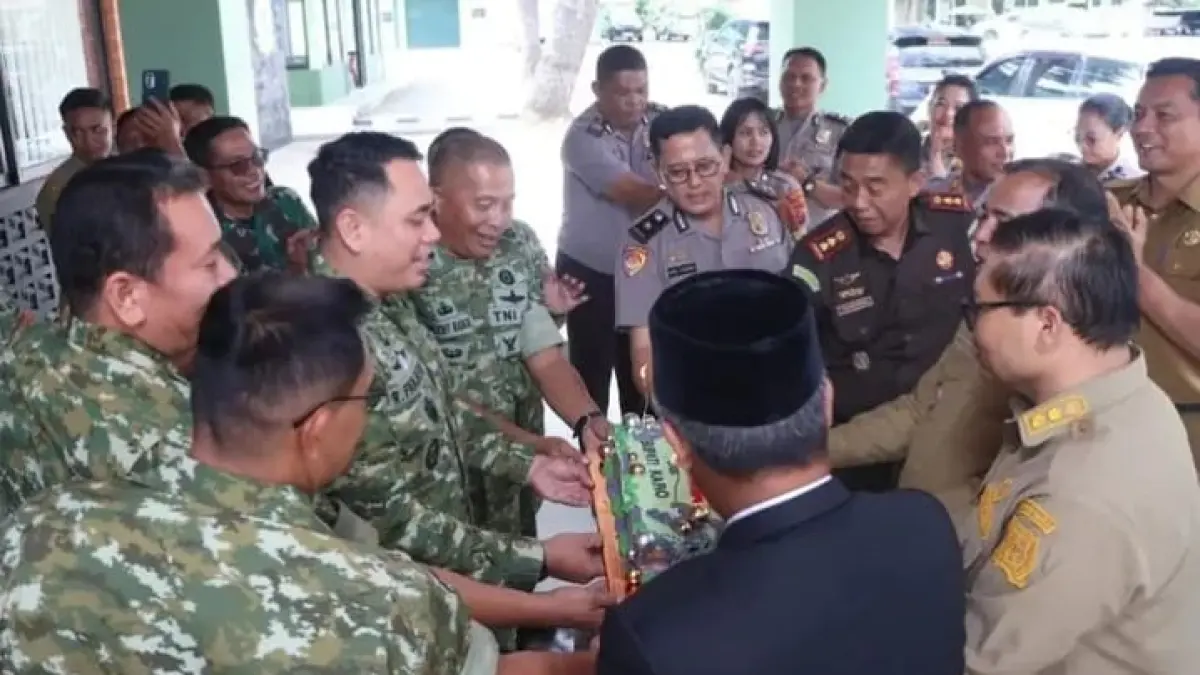 HUT: Forkopimda Karo menyerahkan kue tart HUT TNI ke  Kodim 0205/TK. (Istimewa/Sumut Pos)