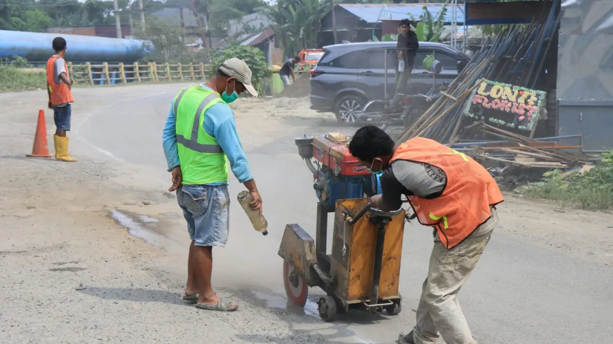 Pekerja tengah melakukan perbaikan Jalan Pangeran Diponegoro yang ditinjau Wawako Binjai, Hasanul Jihadi. (Diskominfo Binjai/Sumut Pos)