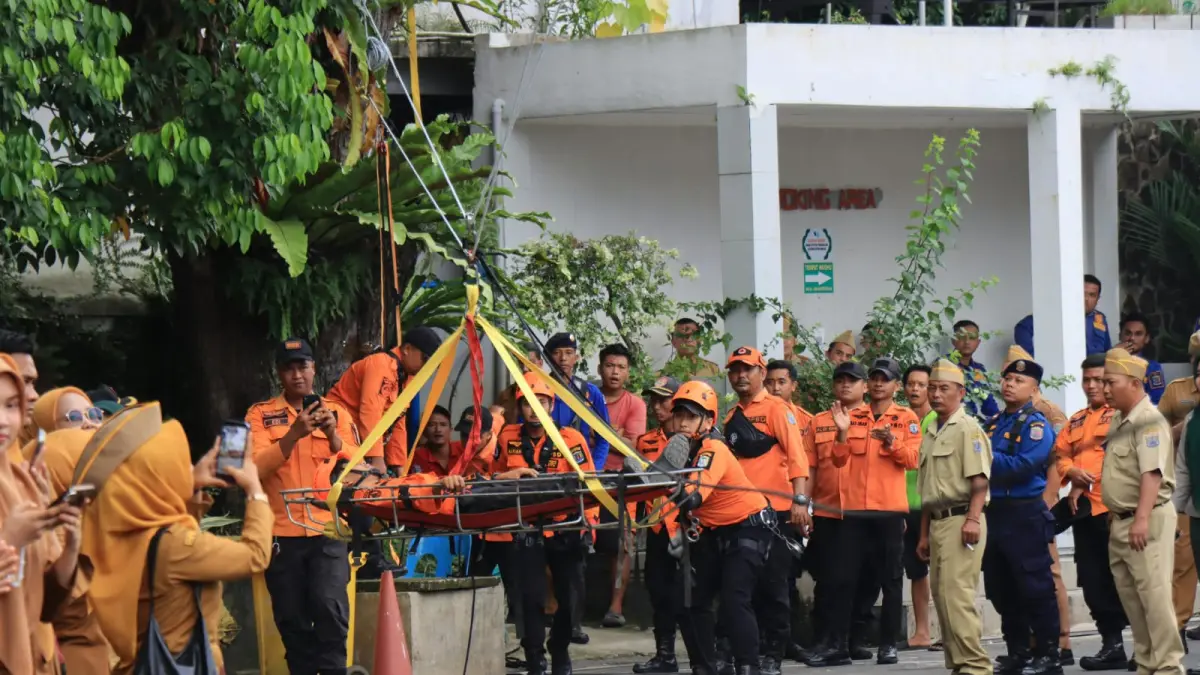 Petugas BPBD Binjai saat menunjukkan hasil latihan dalam melakukan evakuasi. (Diskominfo Binjai/Sumut Pos)