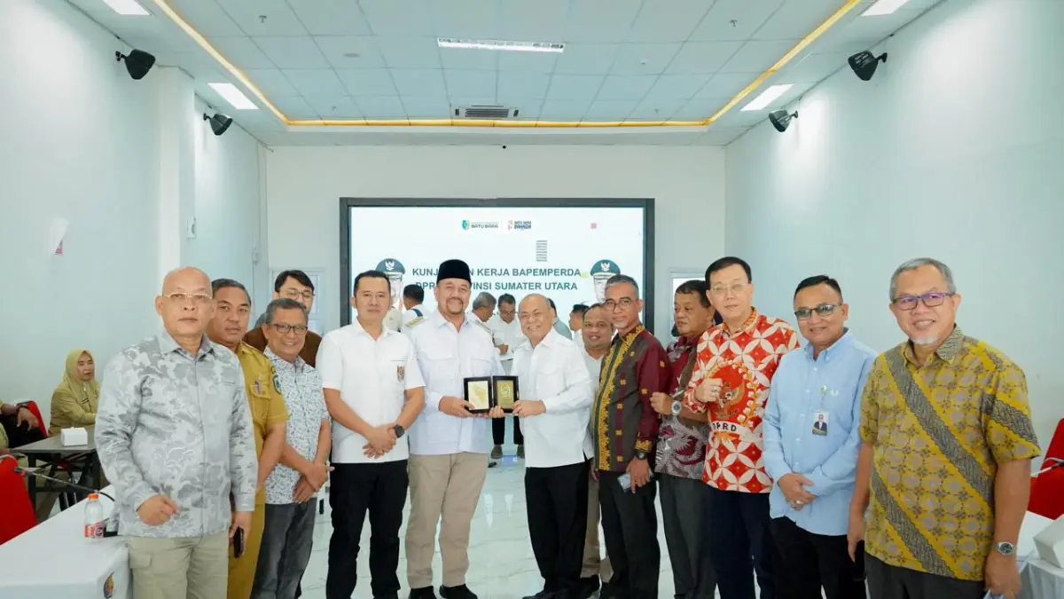 Bupati Batu Bara Dr. H. Baharuddin Siagian, S.H., M.Si., C.L.A., saat menerima menerima kunjungan kerja Badan Pembentukan Peraturan Daerah (Bapemperda) DPRD Provinsi Sumatera Utara dalam rangka pembahasan Rancangan Peraturan Daerah (Ranperda) tentang Rencana Tata Ruang Wilayah (RTRW) Provinsi Sumatera Utara Tahun 2024–2044, di Aula B Kantor Bupati Batu Bara, Selasa (6/10/2026), (Komimfo Batubara/Sumut Pos)