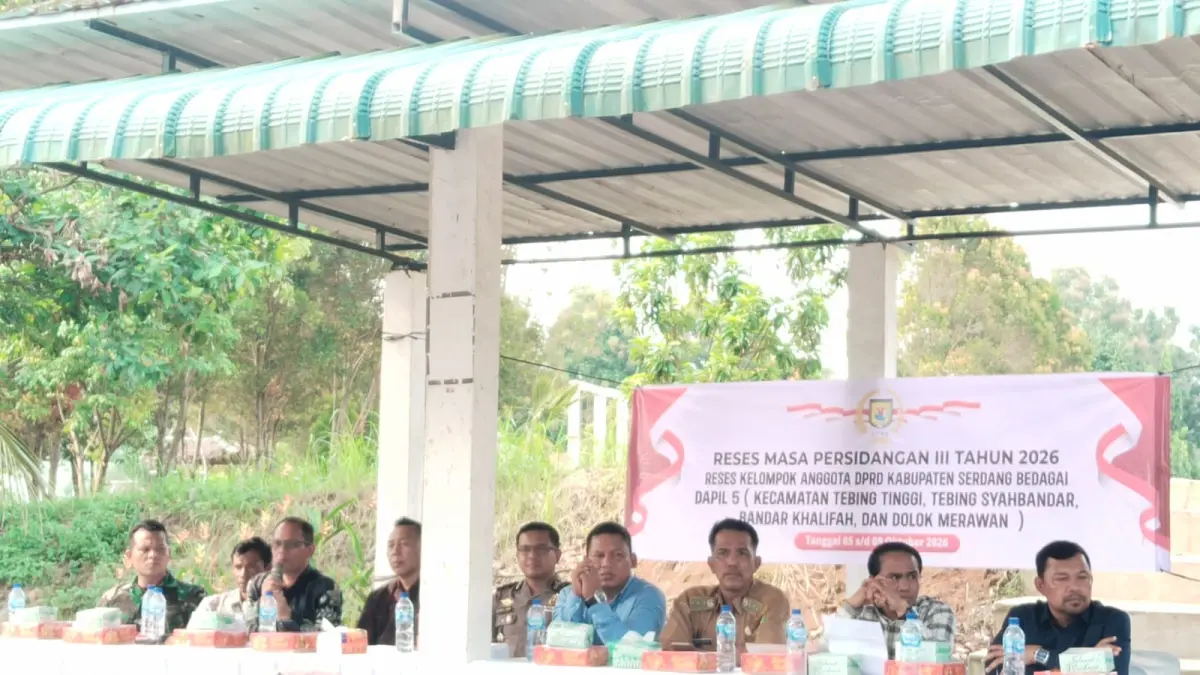 Anggota DPRD Serdang Bedagai saat menggelar reses di halaman Kantor Camat Dolok Merawan, Selasa (6/10). ( Fadly )