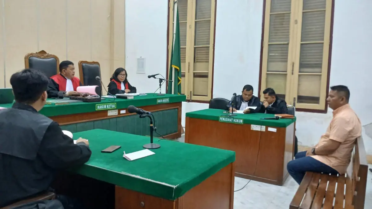 DANA BOS: Eks Manajer BOS Disdik Labusel, Julpikar Adi Candra saat menjalani sidang di Pengadilan Tipikor Medan. (Dok: Gusman/Sumut Pos)