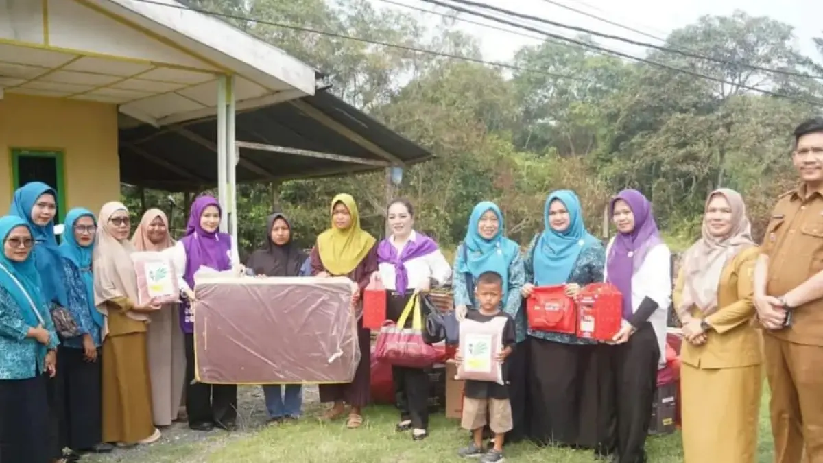 Perwakilan Pemkab Labusel saat menyerahkan bantuan kepada warga korban kebakaran. (Khairuddin/Sumut Pos)