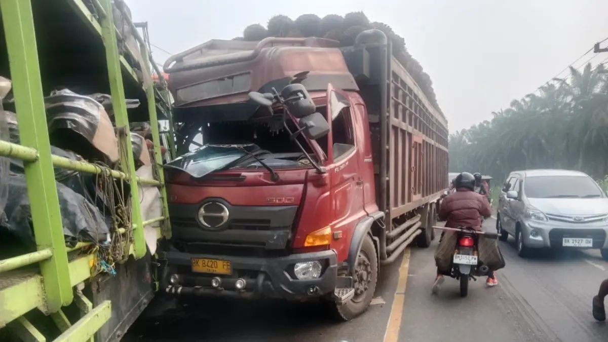 Tiga truk tabrakan beruntun di Jalinsum, Labusel. (Khairuddin/Sumut Pos)