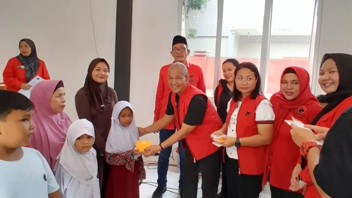 SISWA: DPD PDI Perjuangan Sumatera Utara kembali menyalurkan tali asih kepada siswa yang terdampak dugaan keracunan dalam pelaksanaan program Makan Bergizi Gratis (MBG). Kali ini, bantuan diberikan kepada 59 siswa di Kecamatan Galang, Kabupaten Deliserdang, Rabu (7/10/2026).(Dok : DPD PDIP Sumut)
