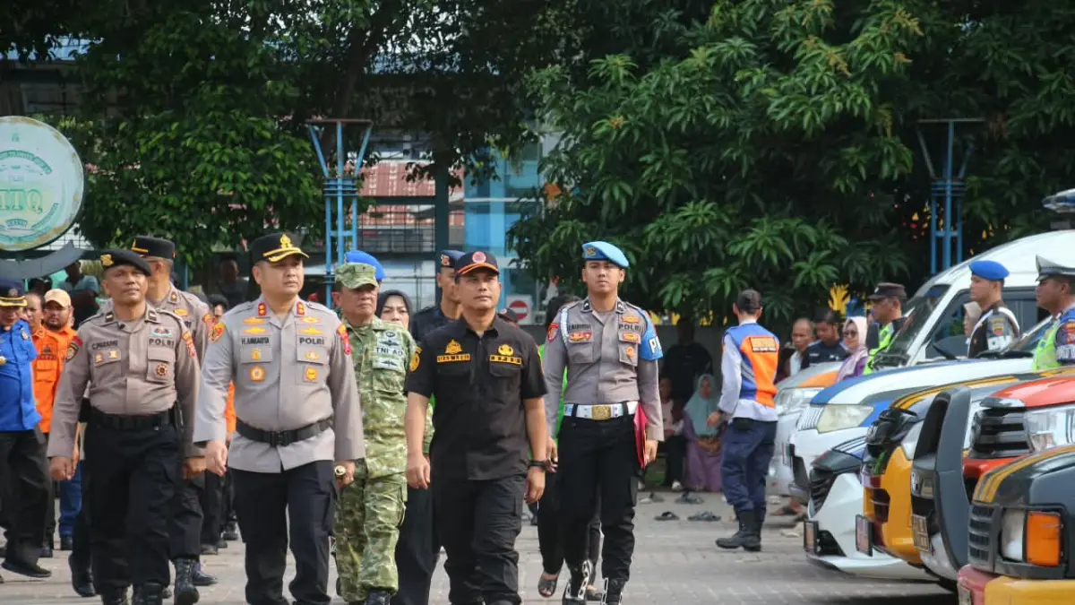 Kapolres Tebingtinggi AKBP Hotmartua Ambarita (tengah) didampingi Plt Kepala BPBD Kota Tebingtinggi Legino dan Pabung Kodim 0204/DS Mayor Inf P.M. Simanjuntak meninjau kendaraan operasional dalam Apel Gelar Pasukan Antisipasi Bencana Alam Tahun 2026 di Lapangan Sri Mersing, Jalan Sutomo, Kota Tebingtinggi, Jumat (9/10). (Azan Purba/ Sumut Pos)