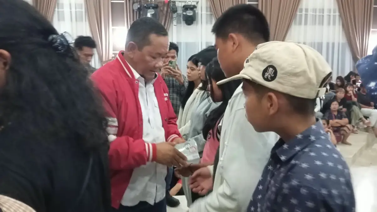 TALI ASIH: DPD PDI Perjuangan Sumatera Utara memberikan tali asih kepada siswa yang terdampak dugaan keracunan dalam pelaksanaan program Makan Bergizi Gratis (MBG) di Gedung Kesenian Open Stage Taman Mejuah-Juah, Berastagi, Kabupaten Karo, Sabtu (3/10/2026).(Dok : DPD PDI Perjuangan Sumut)