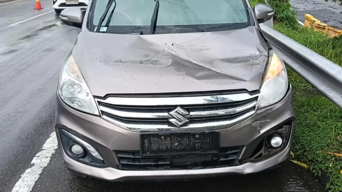 Mobil Dinas Sekretaris BPBD Deliserdang terlihat ringsek akibat ditabrak truk.(istimewa)