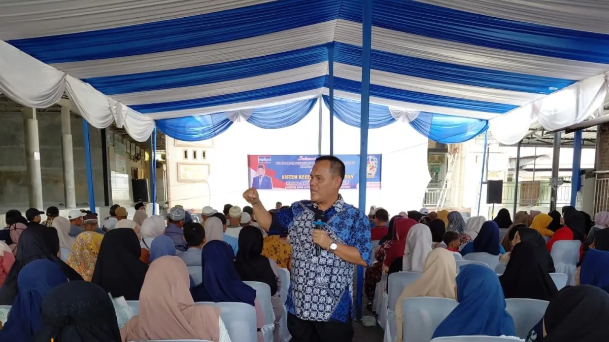 Sekretaris Fraksi Partai Demokrat DPRD Kota Medan, Dr H Muslim Harahap M.S.P, saat sosper Kota Medan Nomor 4 Tahun 2012 tentang Sistem Kesehatan Kota Medan di Jalan Rawe IV Lingkungan VI, Kelurahan Tangkahan, Kecamatan Medan Labuhan, Minggu (11/10/2026) siang. (Markus Pasaribu/Sumut Pos)