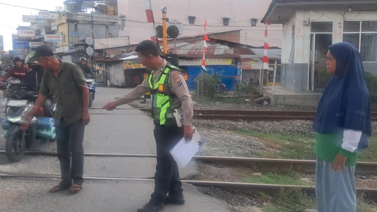 Unit Gakkum Satlantas Polresta Deliserdang saat melakukan olah TKP.(Batara/Sumut Pos)