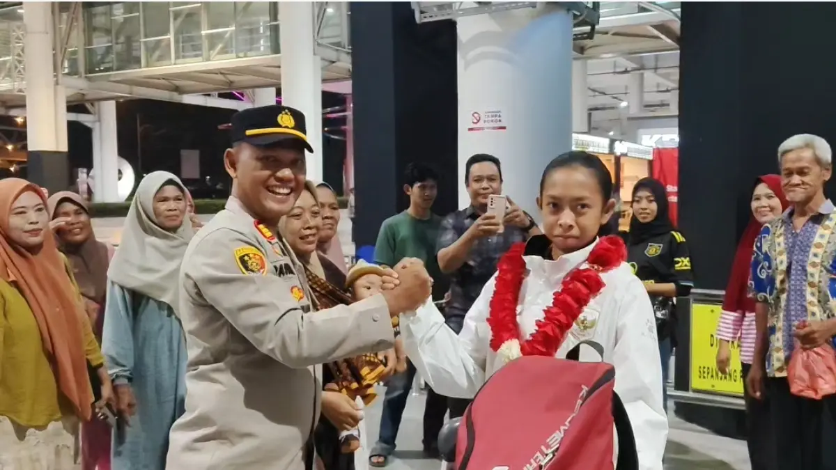 Kapolsek Air Putih AKP Rahmad R. Hutagaol, S.H., M.H., bersama personel melaksanakan penjemputan di Bandara Internasional Kualanamu (KNIA)
Terhadap  Fadila, pemain Tim Nasional (Timnas) Sepak Bola Putri Indonesia U-17 asal Desa Tanah Tinggi, Kecamatan Air Putih, Kabupaten Batu Bara, Senin (12/10/2026). (Humas Polres Batubara/Sumut Pos)