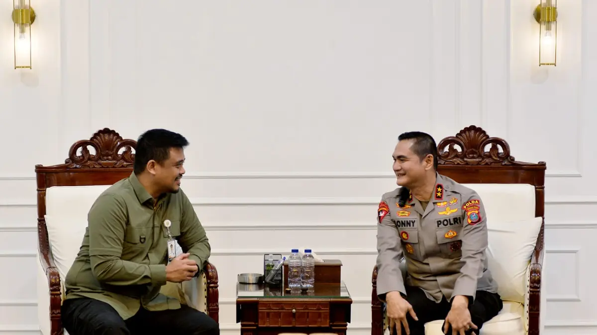 KUNJUNGAN: Gubernur Sumatera Utara (Sumut) Bobby Nasution menerima kunjungan kerja Kepala Polisi Daerah (Kapolda) Sumut Irjen. Pol. Sonny Irawan di Ruang Kerja Lantai 10 Kantor Gubernur Sumut Jalan Diponegoro Kota Medan, Selasa (13/10/2026). (Dok : Diskominfo Provsu)