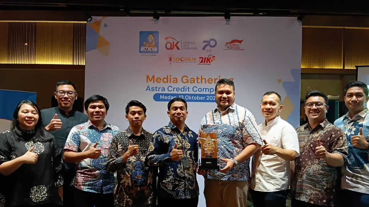 FOTO BERSAMA: EVP Corporate Secretary and Corporate Counsel ACC Ikhsan Abdillah Harahap, Area Manager Sales ACC Sumbagut Adhi Sebayang, Area Manager Operation ACC Sumbagut William Andriady, beserta pejabat cabang ACC Medan Adam Malik, ACC Medan Sisingamangaraja, ACC Medan Binjai serta jajaran OJK Provinsi Sumut foto bersama. (Dok: Laila Azizah/Sumut Pos)
