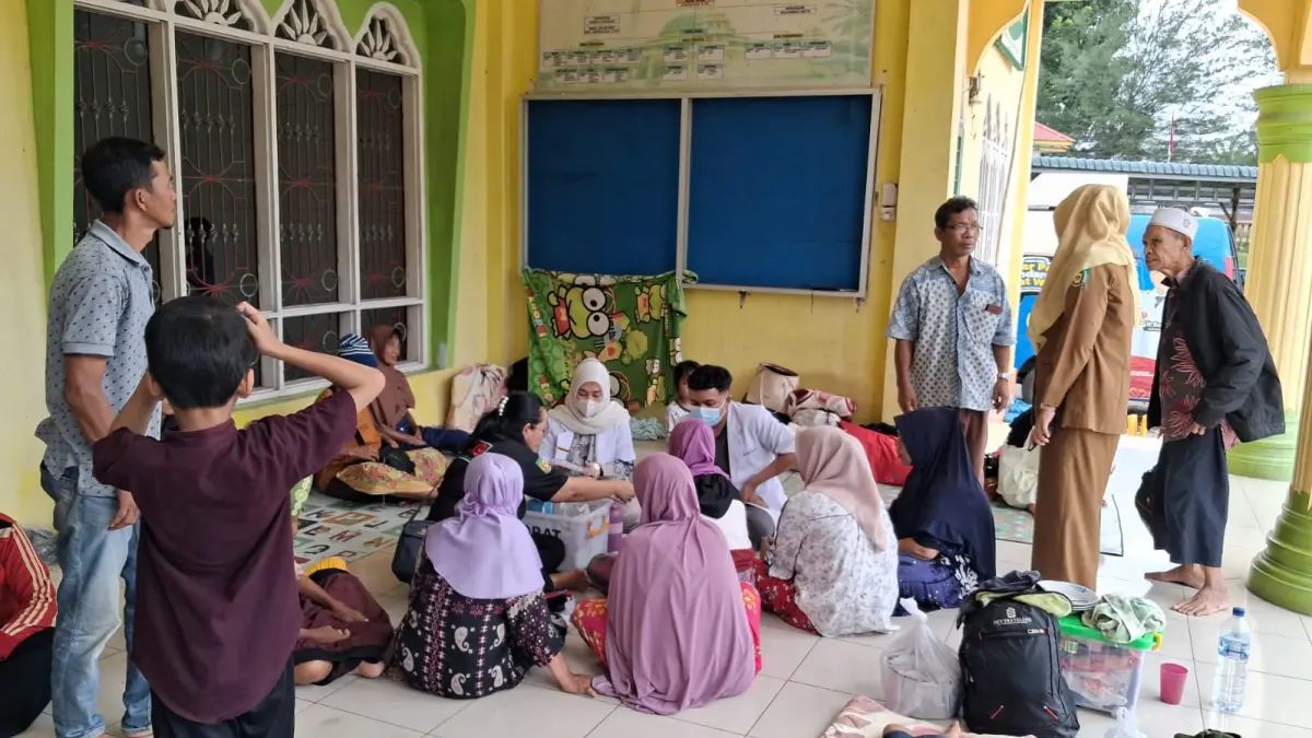 Pelayanan kesehatan kepada masyarakat terdampak banjir. (Diskominfo Langkat/Sumut Pos )