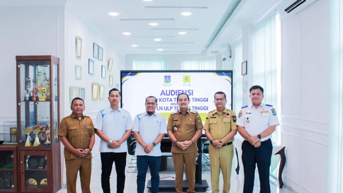 Wali Kota Tebingtinggi, Iman Irdian Saragih, bersama jajaran PLN ULP Tebing Tinggi foto bersama usa membahas penyambungan listrik kolam renang dan peningkatan PJU di ruang kerja Wali Kota, Gedung Balai Kota Tebing Tinggi, Selasa (13/10/2026). (Azan Purba/Sumut Pos)