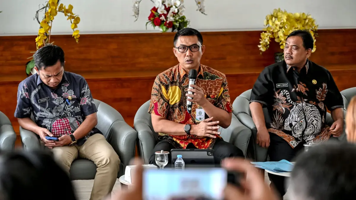 KETERANGAN: Kepala Dinas Lingkungan Hidup dan Kehutanan (DLHK) Provinsi Sumatera Utara Heri Wahyudi Marpaung, memberikan keterangan pers kepada awak media di lantai 1 Kantor Gubernur Sumut, Jalan Diponegoro No. 30, Medan, Jumat (16/10/2026).(Foto : Diskominfo Sumut)