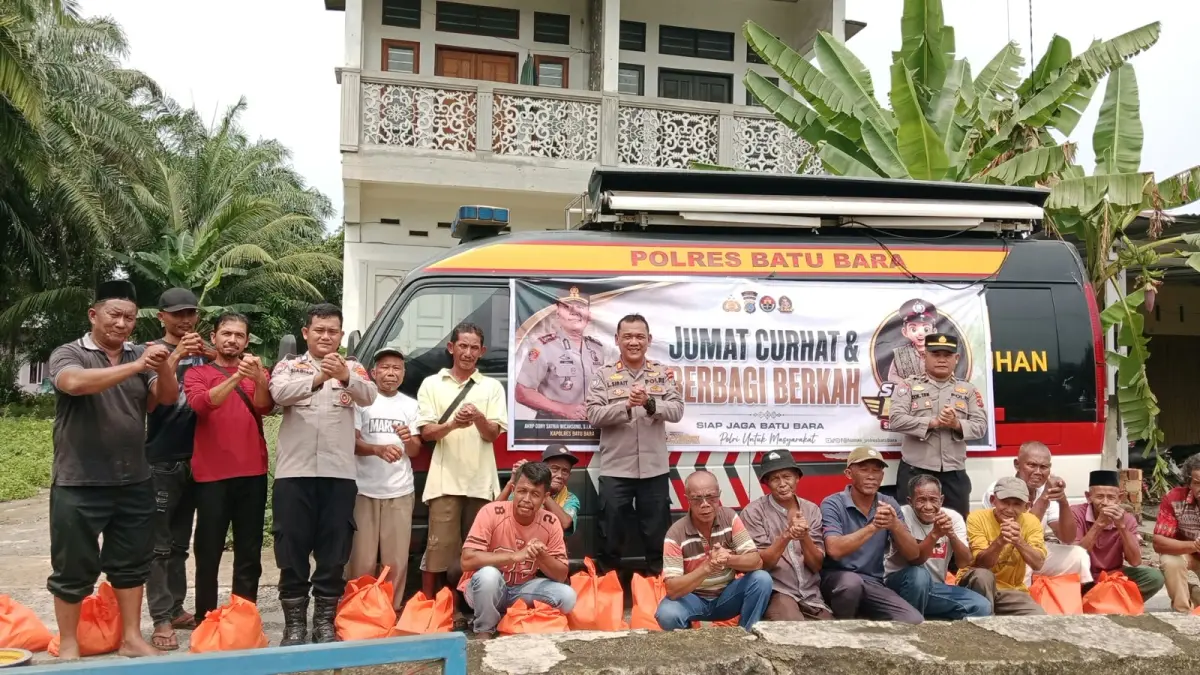 Kasat Binmas Polres Batu Bara AKP Lumban Sirait, S.H.mewakili Kapolres Batubara melaksanakan kegiatan Jumat Berkah dengan memberikan bantuan sosial berupa paket sembako kepada 20 penggali kubur dan bilal mayit di Tempat Pemakaman Umum (TPU) Desa Binjai Baru, Kecamatan Datuk Tanah Datar, Kabupaten Batu Bara, Jumat (16/10/2026). (Humas Polres Batubara)