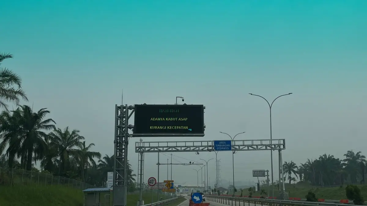 Kondisi asap yang terlihat menyelimuti saat memasuki Gerbang Tol Binjai-Langsa. (Istimewa/Sumut Pos)