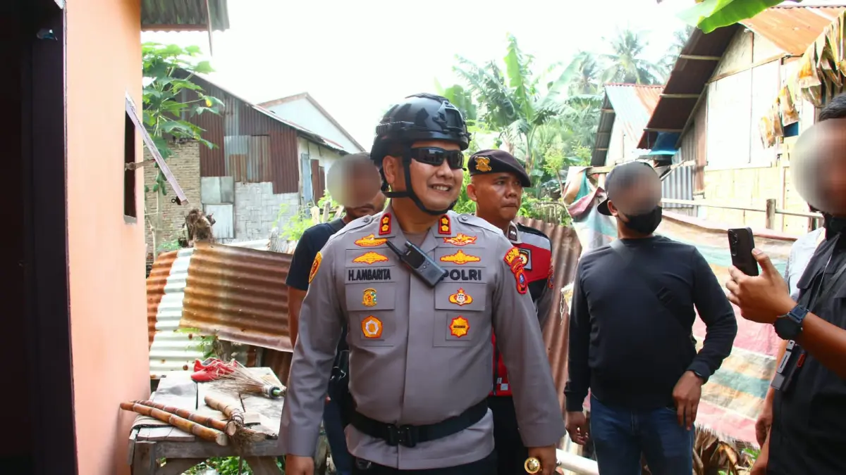 PIMPIN: Kapolres Tebingtinggi AKBP Hotmartua Ambarita turun langsung memimpin Operasi Sarang Narkoba (OSN) di sebuah rumah di Dusun Gelam I, Desa Sei Serimah, Kecamatan Bandar Khalifah, Kabupaten Serdang Bedagai, Jumat (16/10/2026). (Dok: Azan Purba/ Sumut Pos)