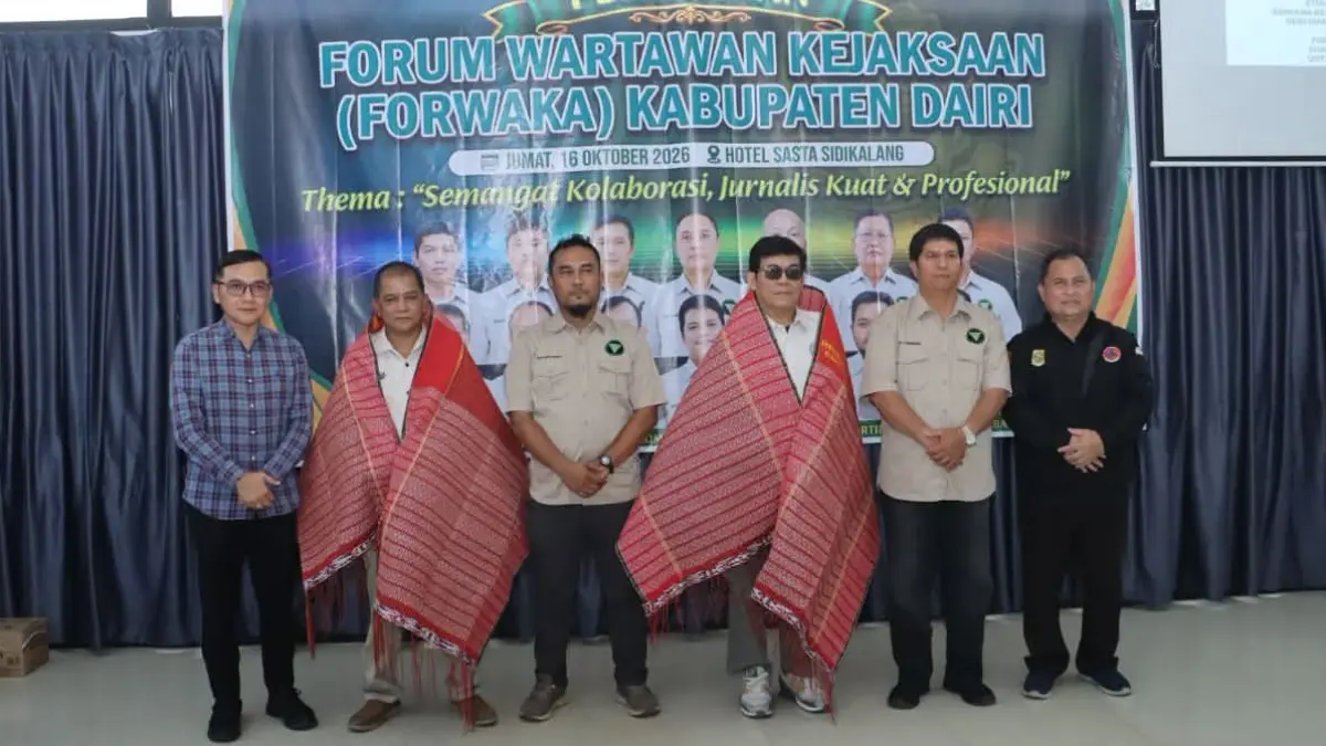 CENDERAMATA: Ketua Forwaka Sumut, Irfandi, Sekda, Surung Charles Lamhot Bantjin, Kepala Kejaksaan Negeri Dairi, Bima Yudha Asmara dan pengurus FORWAKA Dairi diabadikan usai menerima cenderamata saat pelantikan di Sapo Sasta Hotel, Jumat (16/10/2026). (Dok: Rudy Sitanggang/Sumut Pos)