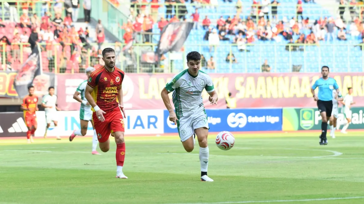 Penyerang PSMS Javier Siverio mendapat pengawalan ketat dari Semen Padang. (Dok PSMS)
