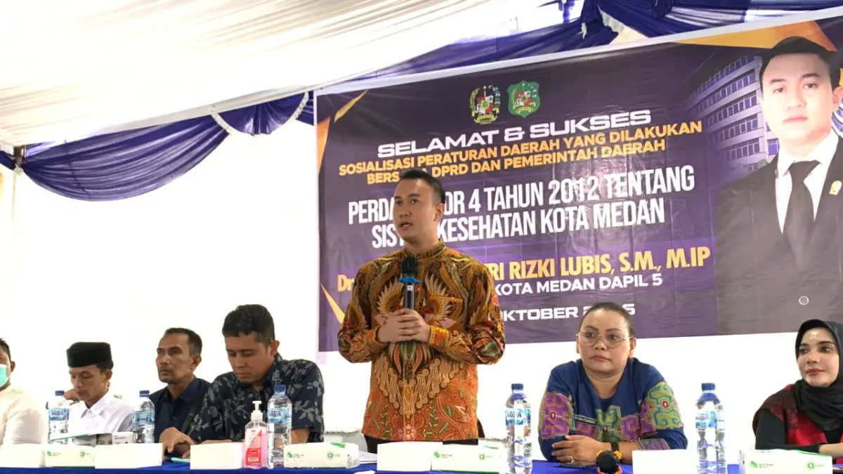 Anggota DPRD Kota Medan Fraksi Partai NasDem, Dr M Afri Rizki Lubis SM M.IP saat menggelar Sosialisasi Peraturan Daerah (Perda) Kota Medan Nomor 4 Tahun 2012 tentang Sistem Kesehatan Kota Medan di Jalan Raharja Pondok Batuan, Kelurahan Tanjung Sari, Kecamatan Medan Selayang, Minggu (18/10/2026) sore. (Markus Pasaribu/Sumut Pos)