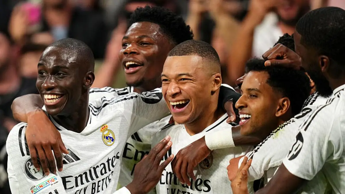 Real Madrid menjamu Sevilla dengan target memangkas jarak dari Barcelona. Vinicius Junior absen, tetapi Los Blancos tetap diunggulkan menang.(madeinreal)