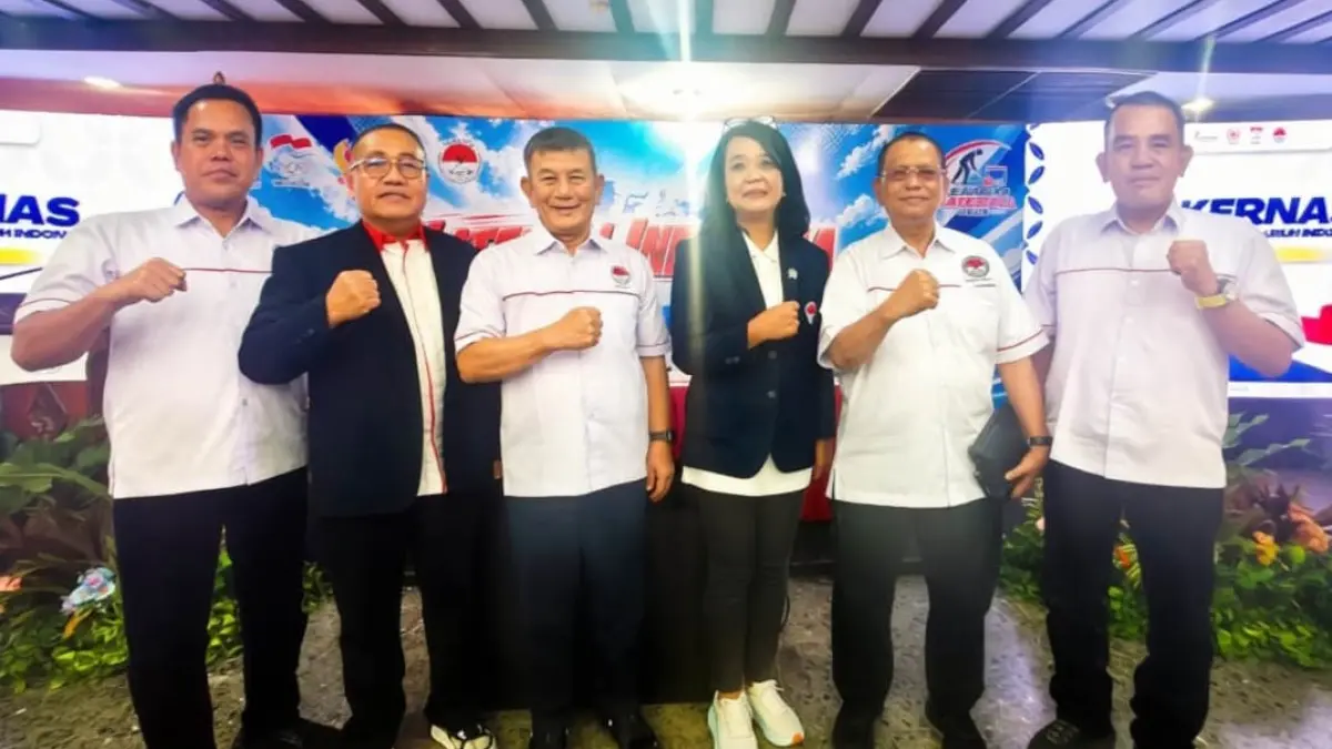 BERSAMA: Ketua Pengprov Pergatsi Sumut, Ir Doli Sinomba Siregar (3 kiri) didampingi Sekretaris Pergatsi Sumut Jangga Siregar (paling kanan), penasehat Marah Husin Lubis (2 kanan) bersama Ketua Umum PB Pergatsi Ir Diana Kusumastuti (3 kanan) di Rakernas 2026. (Dok Pergatsi Sumut)