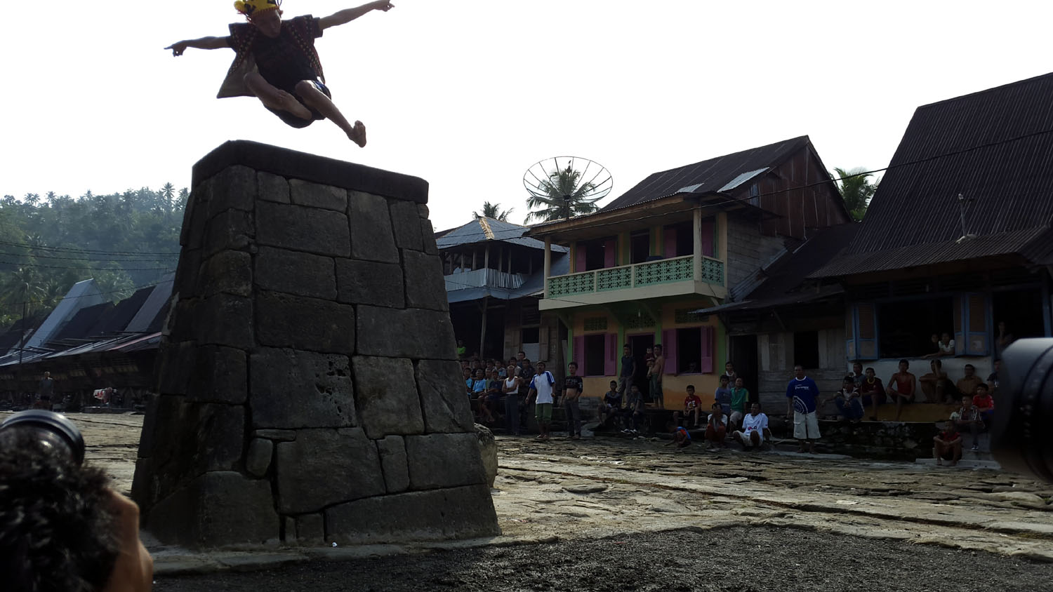 Foto: Dame Ambarita/sumutpos.co Pemuda Nias melakukan atraksi Hombo Batu alias lompat batu di atas batu setinggi 2,15 meter, di Desa Orahili Fau, Kecamatan Fanayama, Nias Selatan, Sumatera Utara, Indonesia. Kemampuan melompati batu di zaman dulu menjadi s