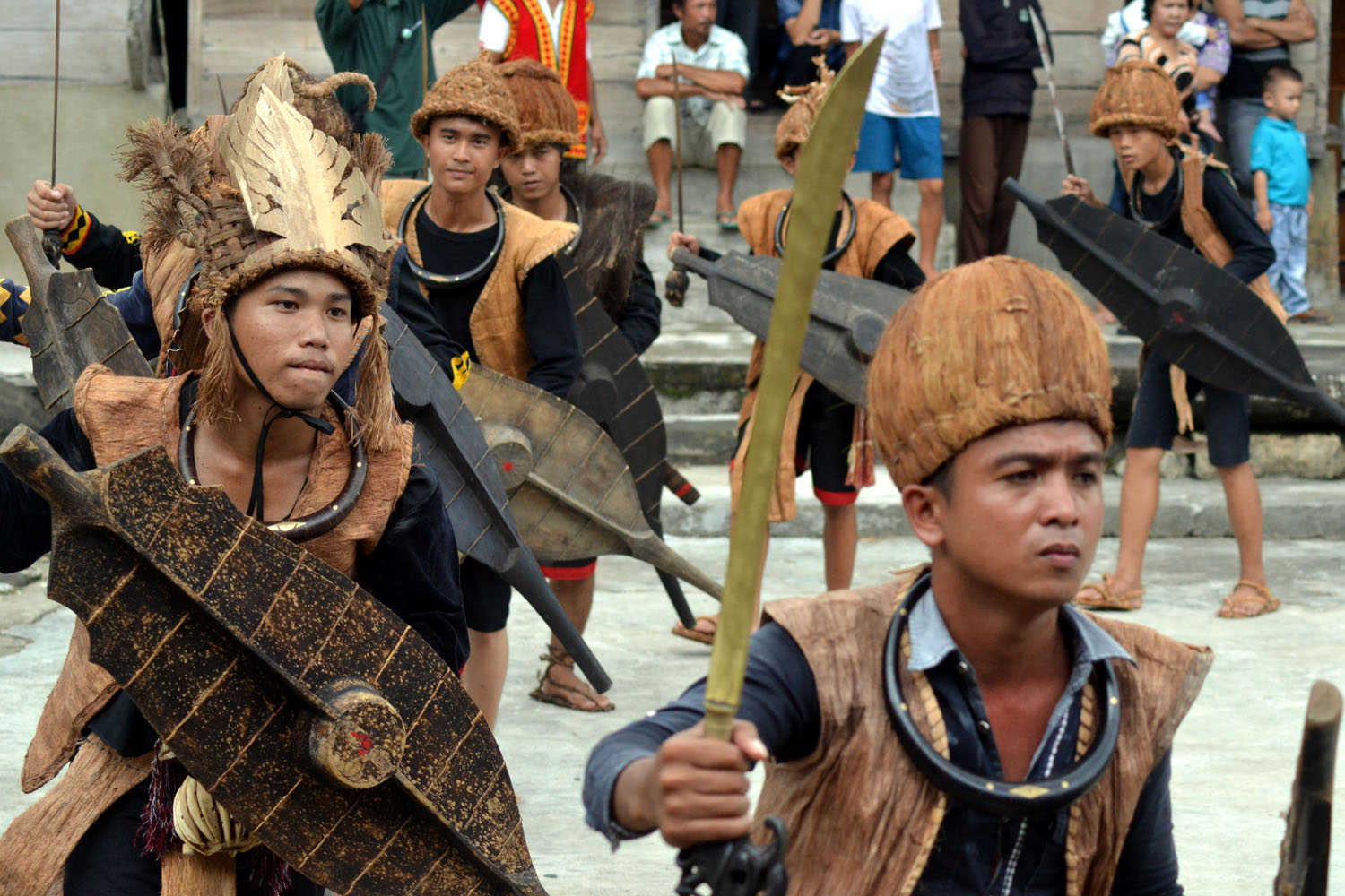 Foto: Dame Ambarita/sumutpos.co Pemuda Nias melakukan atraksi Tari Perang di Desa Orahili Fau, Kecamatan Fanayama, Nias Selatan, Sumatera Utara, Indonesia. Para penari mengenakan pakaian asli dari kulit kayu, topi dari sabut kelapa dan ijuk, parang, peris