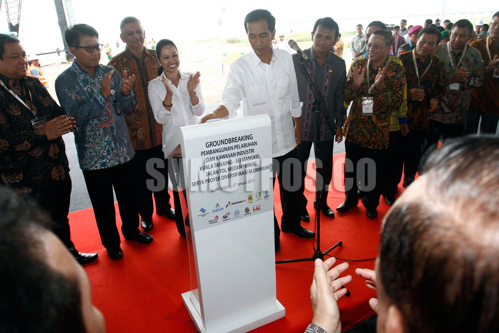 Foto: Dok SUMUT POS Presiden Joko Widodo menekan tombol tanda dimulainya pembangunan tujuh proyek strategis Sumatera Utara di Pelabuhan Kuala Tanjung Kabupaten Batubara, Sumut, Selasa (27/1). Tujuh proyek strategis di Sumatera Utara meliputi pembangunan p