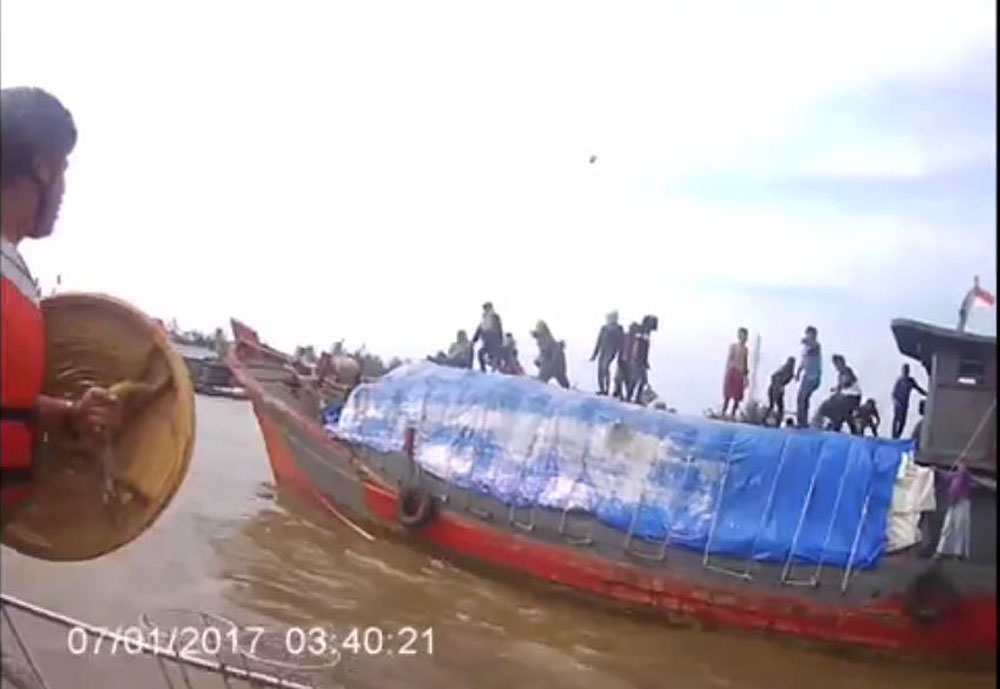 Foto: Bagus/Sumut Pos Foto kapal penyerang Patroli Bea Cukai, saat diamankan. Empat petugas Bea Cukai terluka setelah diserang orang-orang suruhan mafia penyelundup, di sekitar perairan Sungai Asahan, Teluk Nibung, Kota Tanjungbalai Sumatera Utara, Kamis