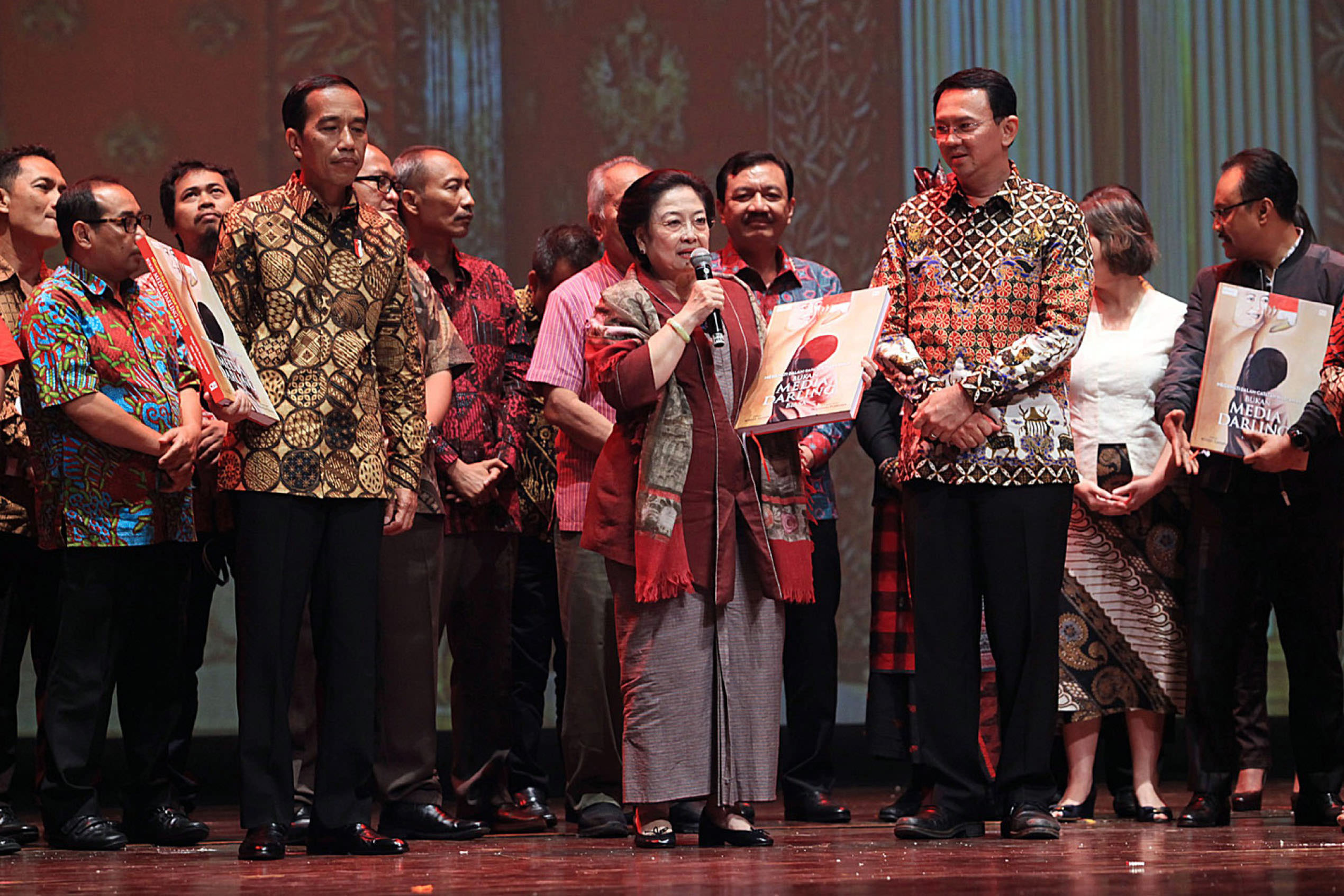 Foto: IMAM HUSEIN//JAWAPOS Dari kiri depan: Presiden Joko Widodo, Ketua Umum PDIP Megawati Soekarno Putri, dan Gubenur DKI Jakarta nonaktif Basuki Tjahja Purnama berfoto bersama saat merakayakan hari ulang tahun Megawati Soekarno Putri yang ke-70 sekaligu