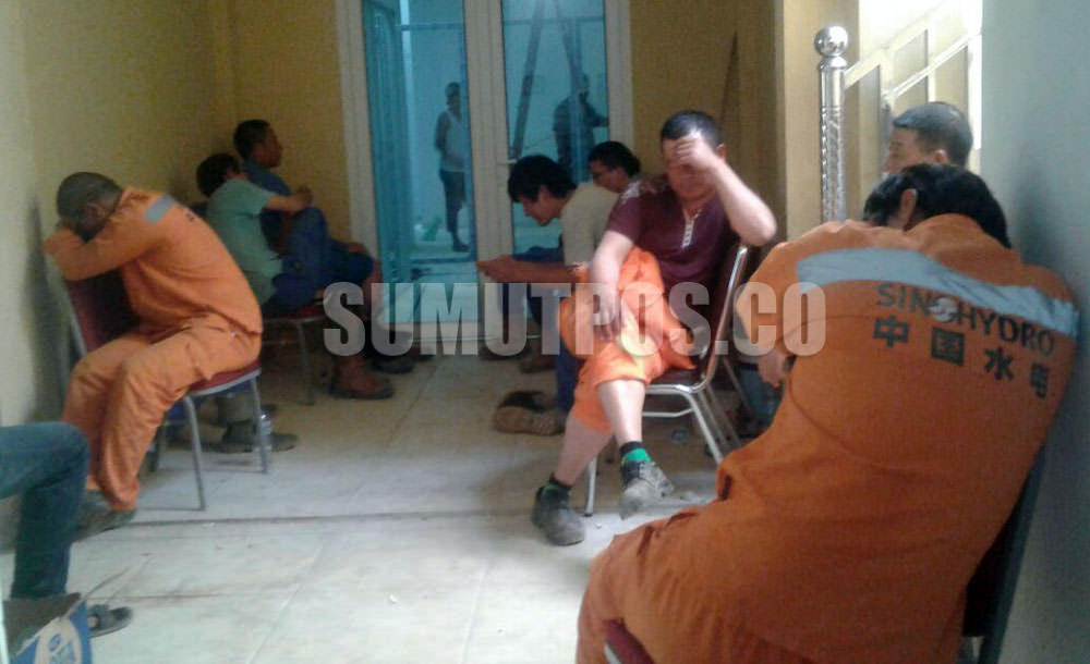 Foto: Teddy Akbari/Sumut Pos Empat tenaga kerja asing (TKA) ilegal asal Tiongkok diamankan petugas Polda Sumut di Desa Paya Tampak, Pangkalan Susu, Langkat, Selasa (24/1). Mereka bekerja ilegal di PT Pinang Makmur Indonesia Lestari (PMIL).