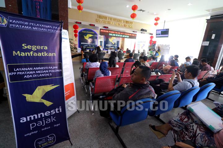 SUTAN SIREGAR/SUMUT POS TAX AMNESTY_Petugas pajak melayani warga untuk mengikuti program Pengampunan Pajak (Tax Amnesty) di Kantor Pajak Medan Polonia, Sumatera Utara, Kamis (19/1). Wajib pajak diimbau untuk memanfaatkan program amesti pajak (tax amnesty)