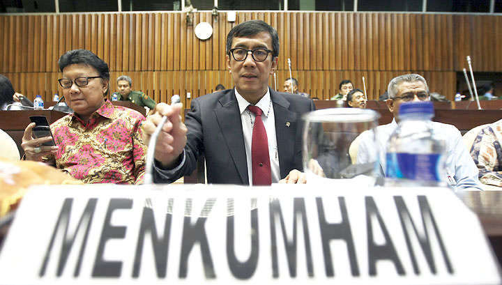FOTO: HENDRA EKA/JAWA POS Menteri Hukum dan HAM (Menkumham) Yasonna Laoly (tengah) dan Menteri Dalam Negeri (Mendagri) Tjahjo Kumolo (kiri) saat mengikuti rapat kerja dengan Komisi II DPR di Kompleks Parlemen, Senayan, Jakarta.
