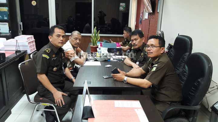BURONAN : Zulkarnain tersangka kasus korupsi Bank Sumut, yang diamankan Kejati Sumut (BAGUS  SYAHPUTRA/Sumut Pos)