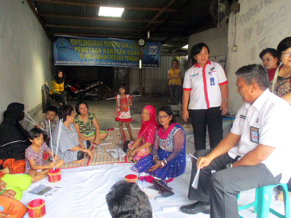 Foto: BNNP Sumut for Sumut Pos Pejabat BNNP Sumut melakukan penyuluhan narkoba kepada anak-anak, sekaligus mendukung pendidikan keterampilan anak-anak.