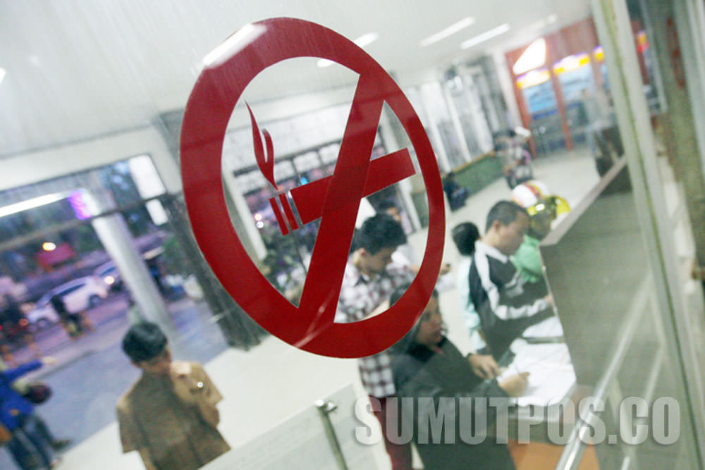 Foto: Dok SUMUT POS Peringatan dilarang merokok dipasang di dinding ruangan pembelian tiket KA di stasiun Besar Kereta Api Jalan Stasiun Medan, Jumat (20/12). Tapi orang-orang masih terlihat merokok.