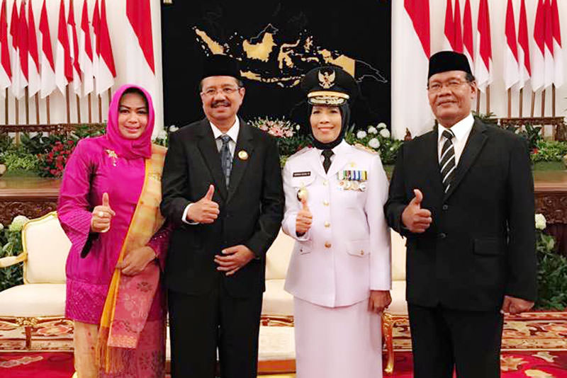 Foto: Raka Denny/ Jawapos Brigjen TNI (Purn) Nurhajizah Marpaung dan suami foto bersama Gubsu Tengku Erry dan istri, usai dilantik sebagai Wakil Gubernur Sumatera Utara (Sumut). Nurhajizah akan menjalani sisa masa jabatan 2013-2018.